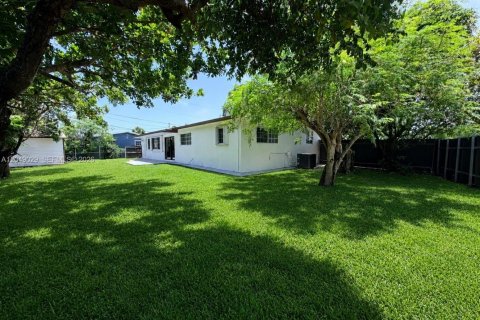 House in Miami Gardens, Florida 4 bedrooms, 150.5 sq.m. № 2254481 - photo 16