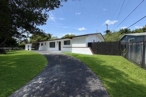 House in Miami Gardens, Florida 4 bedrooms, 150.5 sq.m. № 2254481