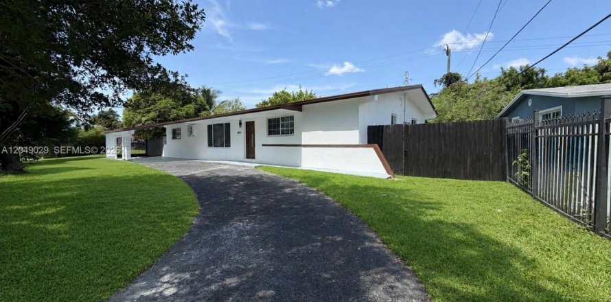House in Miami Gardens, Florida 4 bedrooms, 150.5 sq.m. № 2254481