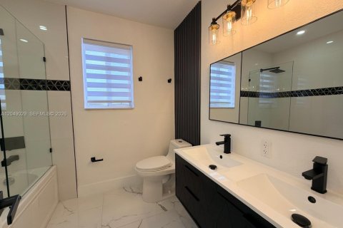 House in Miami Gardens, Florida 4 bedrooms, 150.5 sq.m. № 2254481 - photo 6