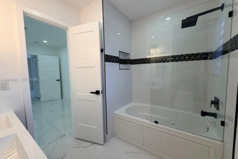 House in Miami Gardens, Florida 4 bedrooms, 150.5 sq.m. № 2254481 - photo 8