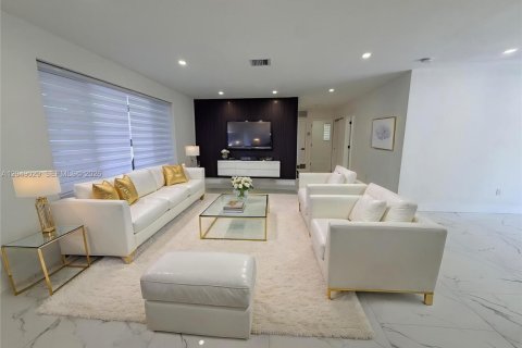 House in Miami Gardens, Florida 4 bedrooms, 150.5 sq.m. № 2254481 - photo 3