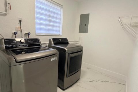 House in Miami Gardens, Florida 4 bedrooms, 150.5 sq.m. № 2254481 - photo 13