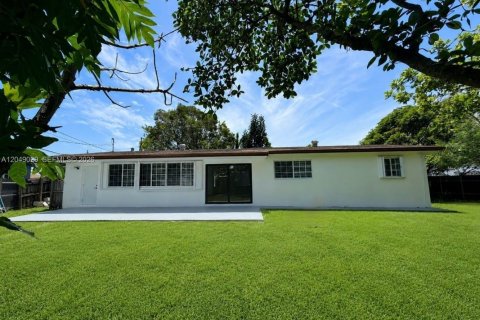 House in Miami Gardens, Florida 4 bedrooms, 150.5 sq.m. № 2254481 - photo 2