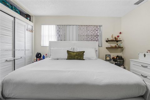 House in Miami, Florida 3 bedrooms, 124.4 sq.m. № 2026158 - photo 10