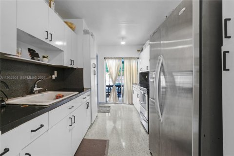 House in Miami, Florida 3 bedrooms, 124.4 sq.m. № 2026158 - photo 4