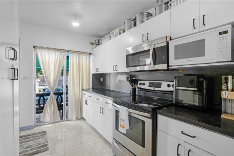 House in Miami, Florida 3 bedrooms, 124.4 sq.m. № 2026158 - photo 6