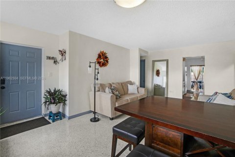 House in Miami, Florida 3 bedrooms, 124.4 sq.m. № 2026158 - photo 16