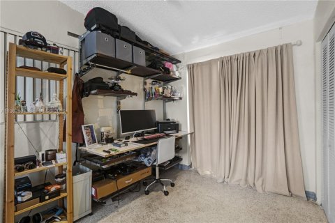 House in Miami, Florida 3 bedrooms, 124.4 sq.m. № 2026158 - photo 25