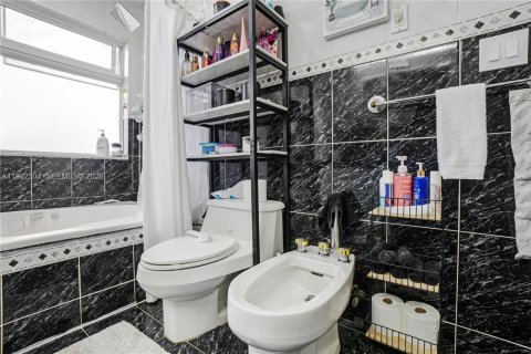 House in Miami, Florida 3 bedrooms, 124.4 sq.m. № 2026158 - photo 14