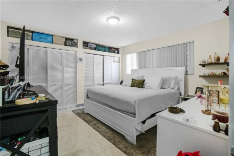 House in Miami, Florida 3 bedrooms, 124.4 sq.m. № 2026158 - photo 9