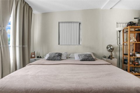 House in Miami, Florida 3 bedrooms, 124.4 sq.m. № 2026158 - photo 28