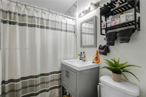 House in Miami, Florida 3 bedrooms, 124.4 sq.m. № 2026158 - photo 21