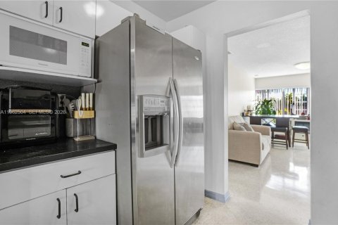 House in Miami, Florida 3 bedrooms, 124.4 sq.m. № 2026158 - photo 8