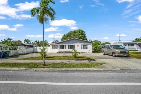 House in Miami, Florida 3 bedrooms, 124.4 sq.m. № 2026158 - photo 2