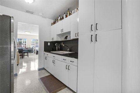 House in Miami, Florida 3 bedrooms, 124.4 sq.m. № 2026158 - photo 5