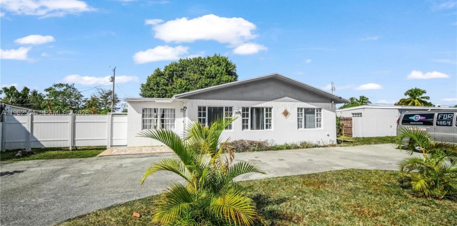 House in Miami, Florida 3 bedrooms, 124.4 sq.m. № 2026158