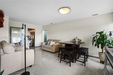 House in Miami, Florida 3 bedrooms, 124.4 sq.m. № 2026158 - photo 15