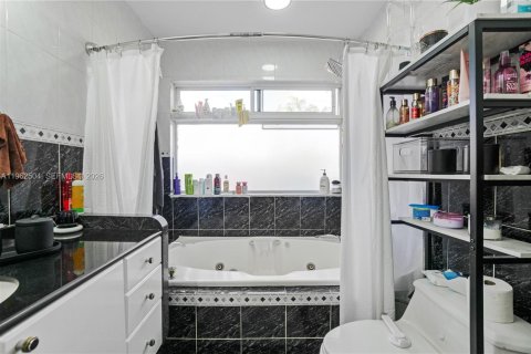 House in Miami, Florida 3 bedrooms, 124.4 sq.m. № 2026158 - photo 13