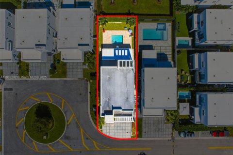 House in Doral, Florida 4 bedrooms, 258.45 sq.m. № 1953650 - photo 2