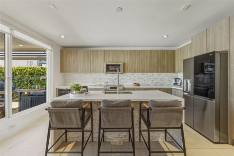 House in Doral, Florida 4 bedrooms, 258.45 sq.m. № 1953650 - photo 28