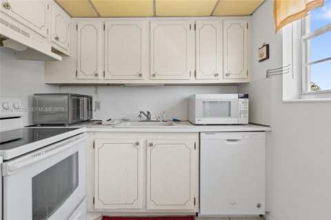 Снять в аренду кондоминиум в Дирфилд-Бич, Флорида 2 спальни, 76.18м2, № 2034171 - фото 26