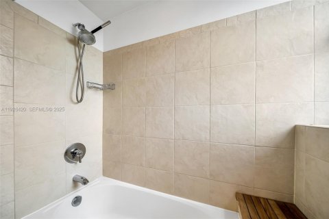 Снять в аренду кондоминиум в Норт-Бей-Виллидж, Флорида 3 спальни, 159.05м2, № 1985908 - фото 21