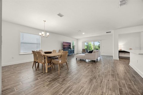 House in Davenport, Florida 4 bedrooms, 202.71 sq.m. № 1813539 - photo 11