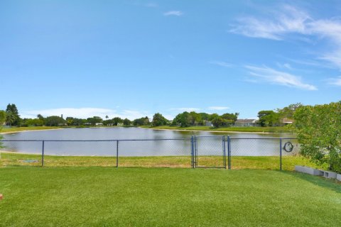 House in Boynton Beach, Florida 2 bedrooms, 106.84 sq.m. № 1178483 - photo 1