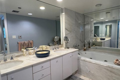 Condo in Longboat Key, Florida, 2 bedrooms  № 2143794 - photo 18