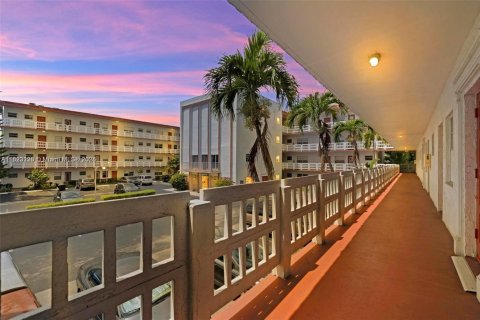 Condo in Lauderdale Lakes, Florida, 1 bedroom  № 1800856 - photo 1
