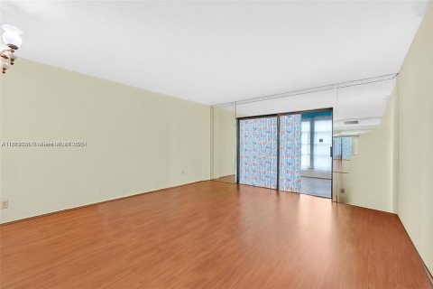 Condo in Lauderdale Lakes, Florida, 1 bedroom  № 1800856 - photo 16