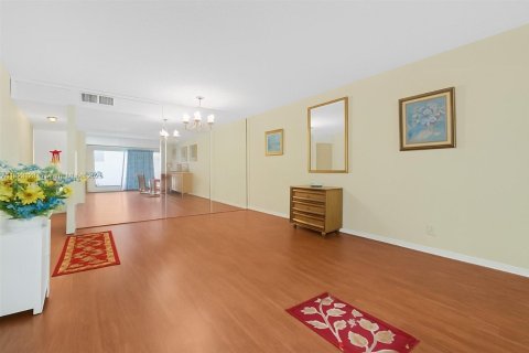 Condo in Lauderdale Lakes, Florida, 1 bedroom  № 1800856 - photo 13