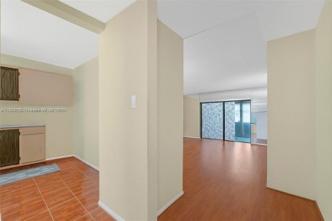 Condo in Lauderdale Lakes, Florida, 1 bedroom  № 1800856 - photo 10