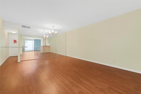 Condo in Lauderdale Lakes, Florida, 1 bedroom  № 1800856 - photo 11