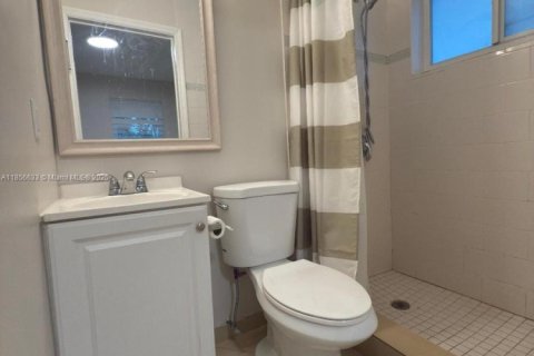 House in Hallandale Beach, Florida 5 bedrooms, 174.66 sq.m. № 1882422 - photo 22