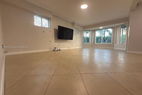House in Hallandale Beach, Florida 5 bedrooms, 174.66 sq.m. № 1882422 - photo 10