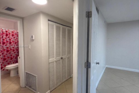 House in Hallandale Beach, Florida 5 bedrooms, 174.66 sq.m. № 1882422 - photo 20