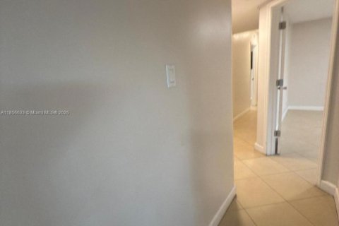 House in Hallandale Beach, Florida 5 bedrooms, 174.66 sq.m. № 1882422 - photo 11
