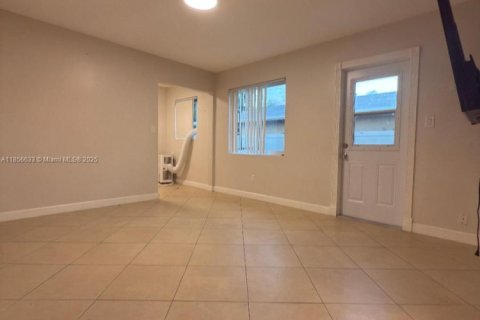 House in Hallandale Beach, Florida 5 bedrooms, 174.66 sq.m. № 1882422 - photo 15