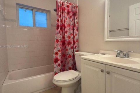 House in Hallandale Beach, Florida 5 bedrooms, 174.66 sq.m. № 1882422 - photo 19