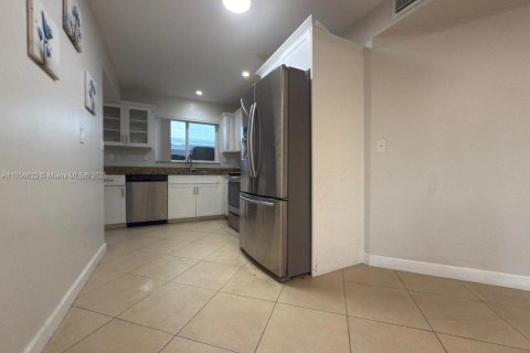 House in Hallandale Beach, Florida 5 bedrooms, 174.66 sq.m. № 1882422 - photo 4
