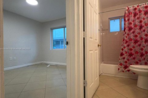 House in Hallandale Beach, Florida 5 bedrooms, 174.66 sq.m. № 1882422 - photo 18