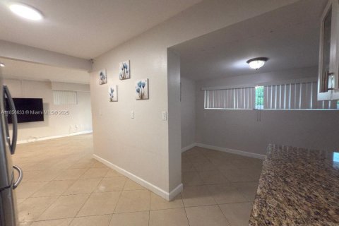 House in Hallandale Beach, Florida 5 bedrooms, 174.66 sq.m. № 1882422 - photo 8