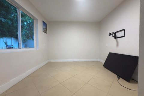 House in Hallandale Beach, Florida 5 bedrooms, 174.66 sq.m. № 1882422 - photo 28
