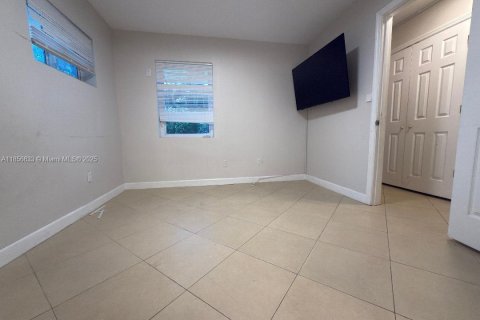 House in Hallandale Beach, Florida 5 bedrooms, 174.66 sq.m. № 1882422 - photo 23