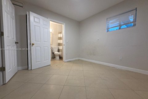 House in Hallandale Beach, Florida 5 bedrooms, 174.66 sq.m. № 1882422 - photo 21