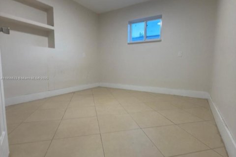 House in Hallandale Beach, Florida 5 bedrooms, 174.66 sq.m. № 1882422 - photo 26