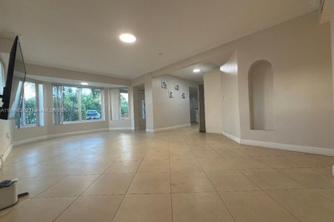 House in Hallandale Beach, Florida 5 bedrooms, 174.66 sq.m. № 1882422 - photo 2