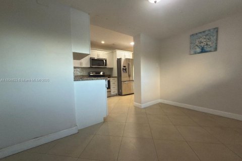 House in Hallandale Beach, Florida 5 bedrooms, 174.66 sq.m. № 1882422 - photo 9